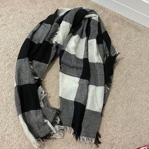Short black and white plaid neck scarf
